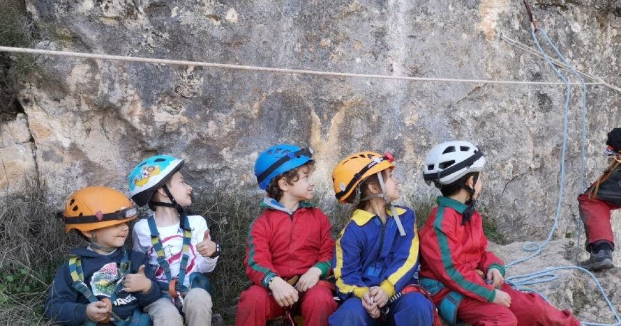 Espeleología + escalada + tirolina = Diversión en familia