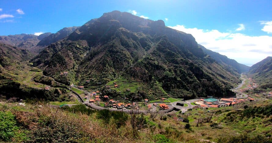 Acantilado,  Visita a Viñedos y Cata de Vinos Madeira en 4x4 Tour