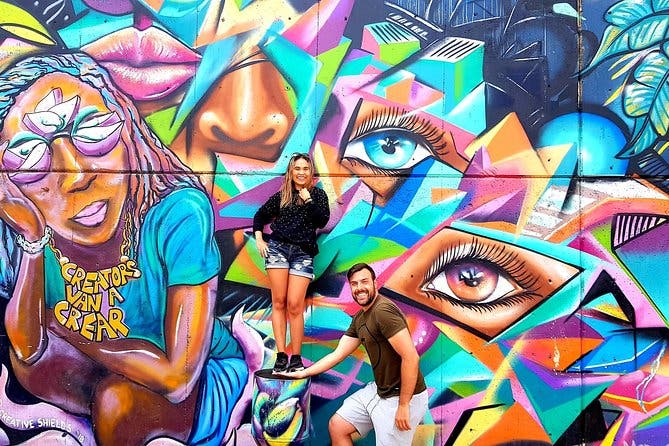 Comuna 13 Graffiti Tour with Street Food