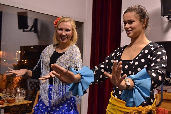 Clase de Baile Flamenco en Sevilla con Opcional Traje de Flamenco 