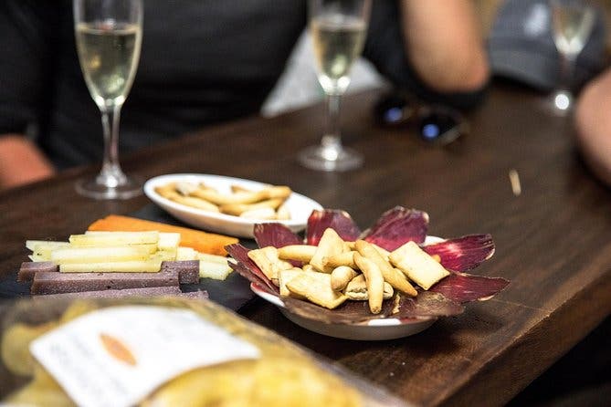 Barras ocultas y auténtico viaje de tapas