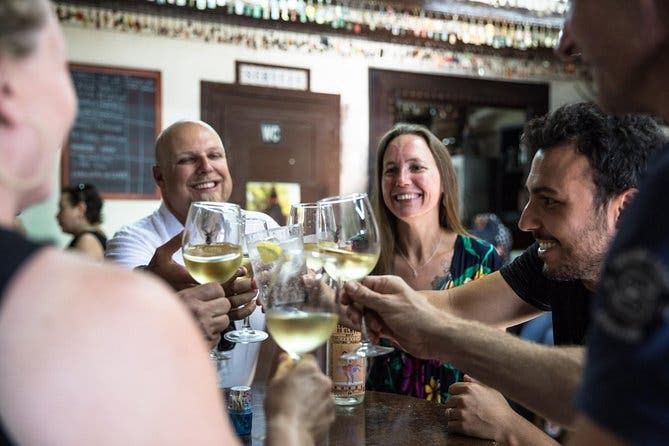 Barras ocultas y auténtico viaje de tapas
