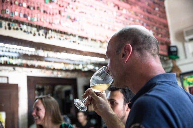 Barras ocultas y auténtico viaje de tapas