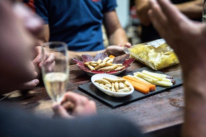 Barras ocultas y auténtico viaje de tapas