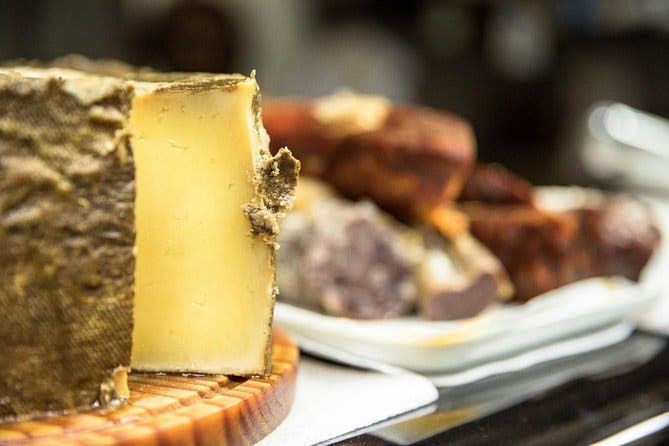 Barras ocultas y auténtico viaje de tapas
