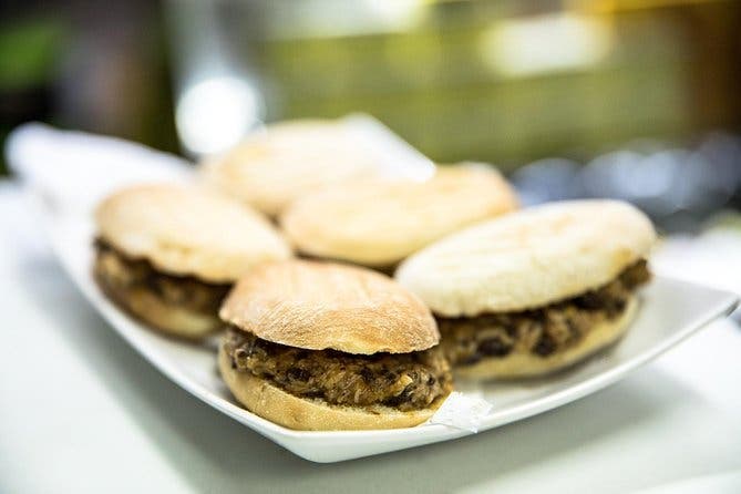 Barras ocultas y auténtico viaje de tapas