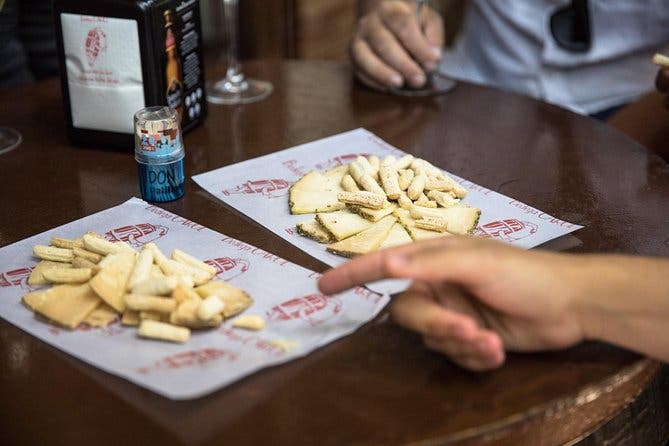 Barras ocultas y auténtico viaje de tapas