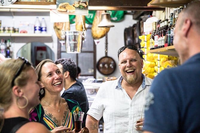 Barras ocultas y auténtico viaje de tapas