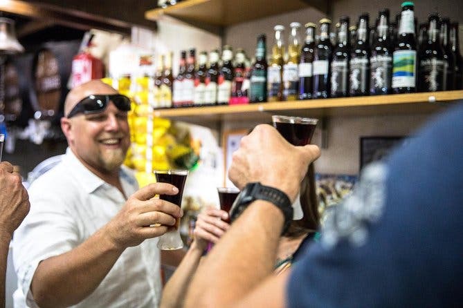 Barras ocultas y auténtico viaje de tapas