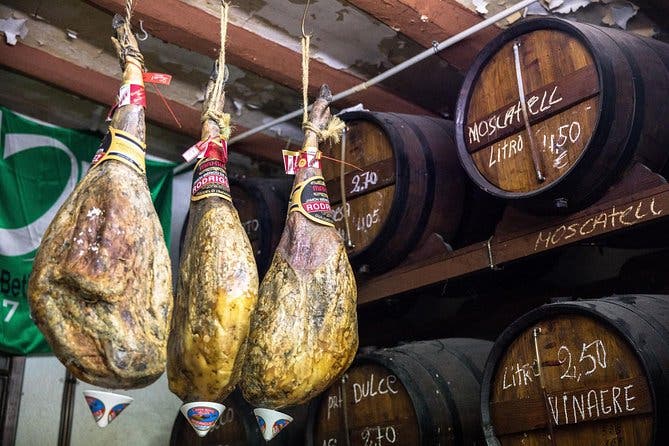 Barras ocultas y auténtico viaje de tapas