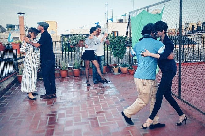 Lección de tango en la azotea y bebidas en Barcelona
