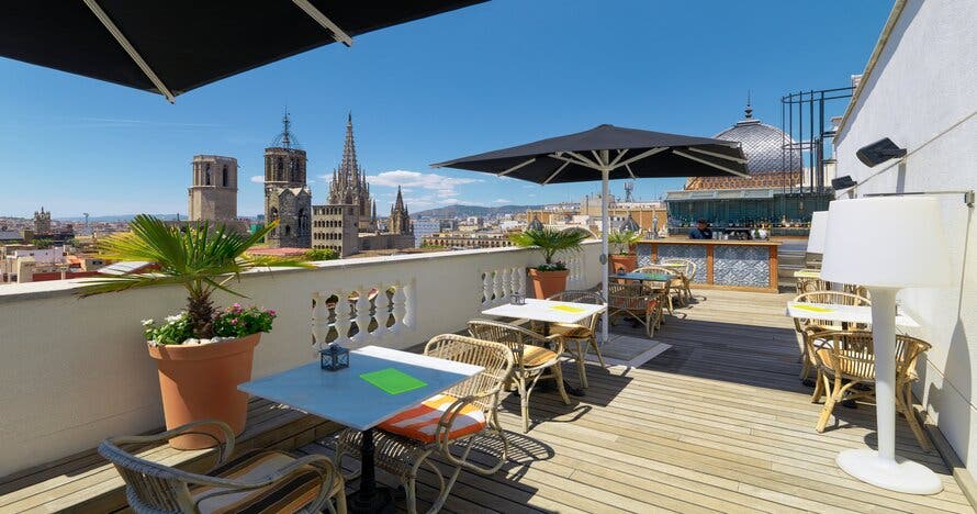 Vermut con vistas panorámicas en Sunset Lounge H10 Montcada