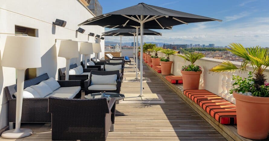 Vermut con vistas panorámicas en Sunset Lounge H10 Montcada