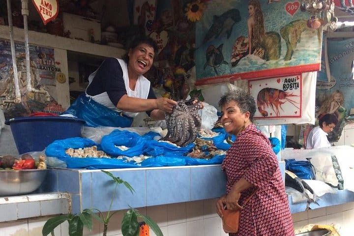 Excursión por los mercados locales y su historia gastronómica (grupos pequeños)