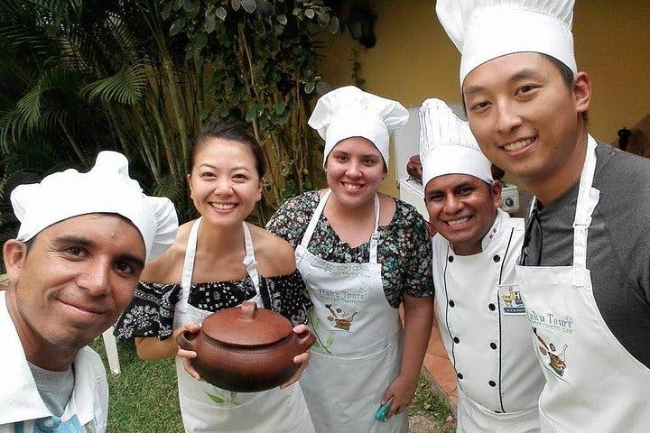8 horas: recorrido por la ciudad de Lima, clase de cocina, recorrido por el mercado y frutas exóticas (grupos pequeños)