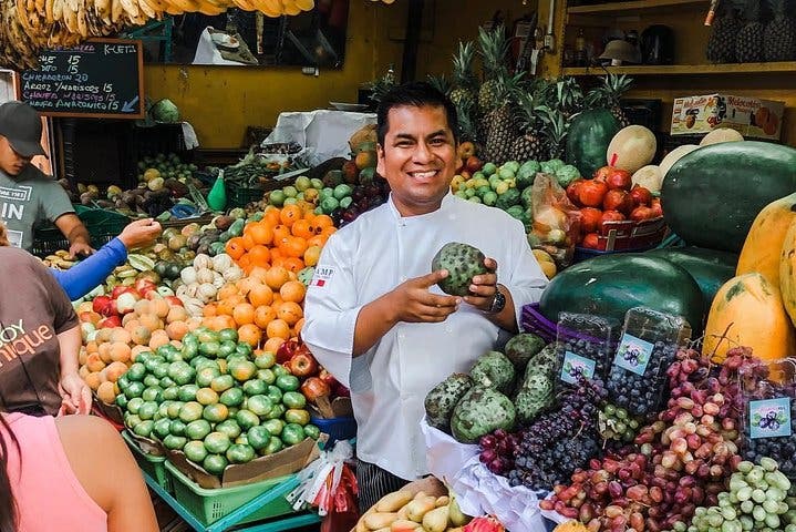 8 horas: recorrido por la ciudad de Lima, clase de cocina, recorrido por el mercado y frutas exóticas (grupos pequeños)