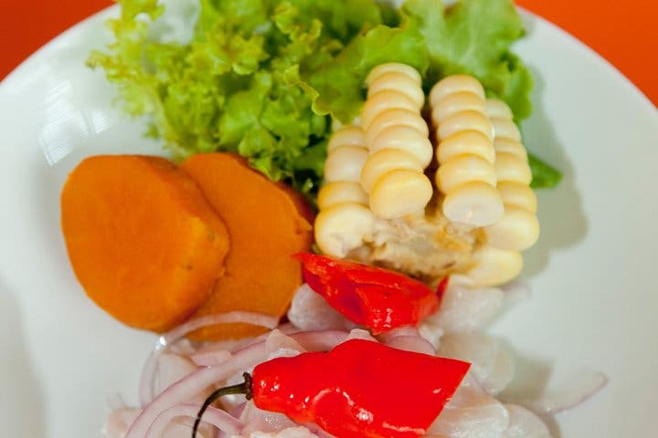 8 horas: recorrido por la ciudad de Lima, clase de cocina, recorrido por el mercado y frutas exóticas (grupos pequeños)