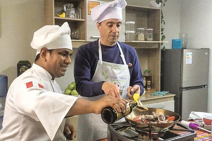 8 horas: recorrido por la ciudad de Lima, clase de cocina, recorrido por el mercado y frutas exóticas (grupos pequeños)