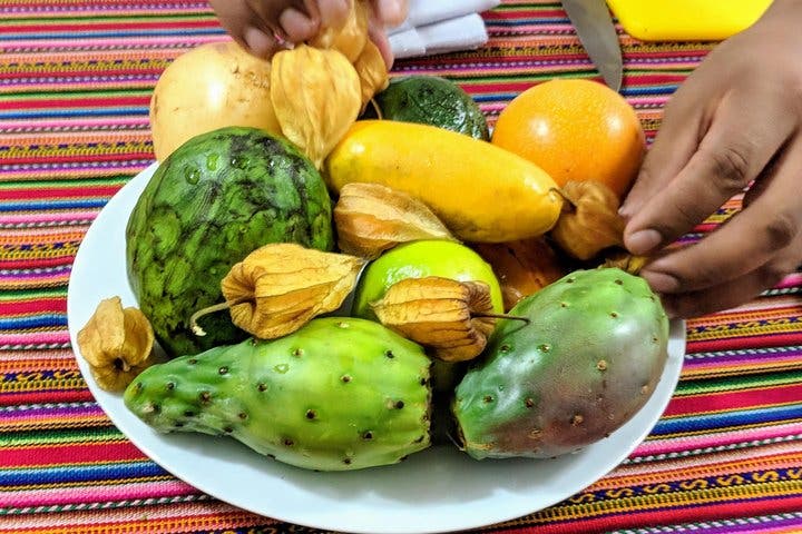 8 horas: recorrido por la ciudad de Lima, clase de cocina, recorrido por el mercado y frutas exóticas (grupos pequeños)