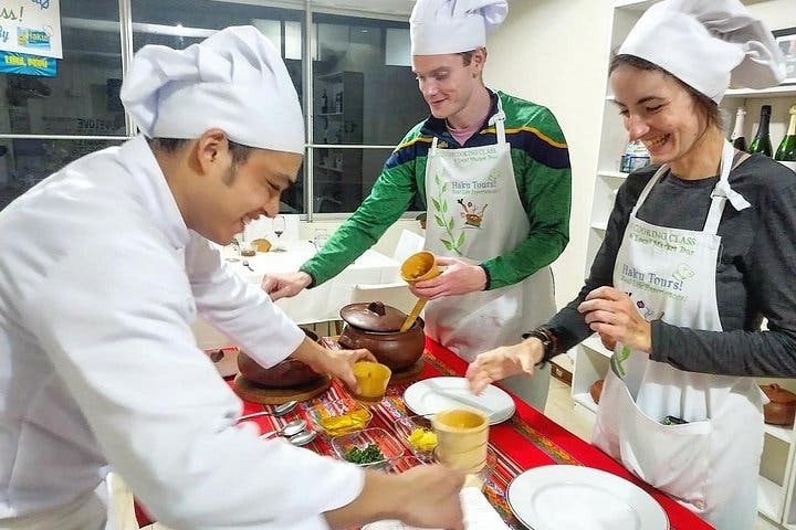 8 horas: recorrido por la ciudad de Lima, clase de cocina, recorrido por el mercado y frutas exóticas (grupos pequeños)