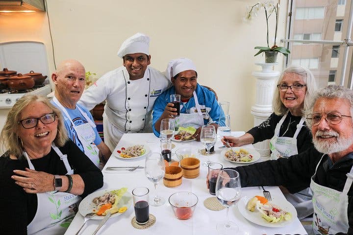 8 horas: recorrido por la ciudad de Lima, clase de cocina, recorrido por el mercado y frutas exóticas (grupos pequeños)