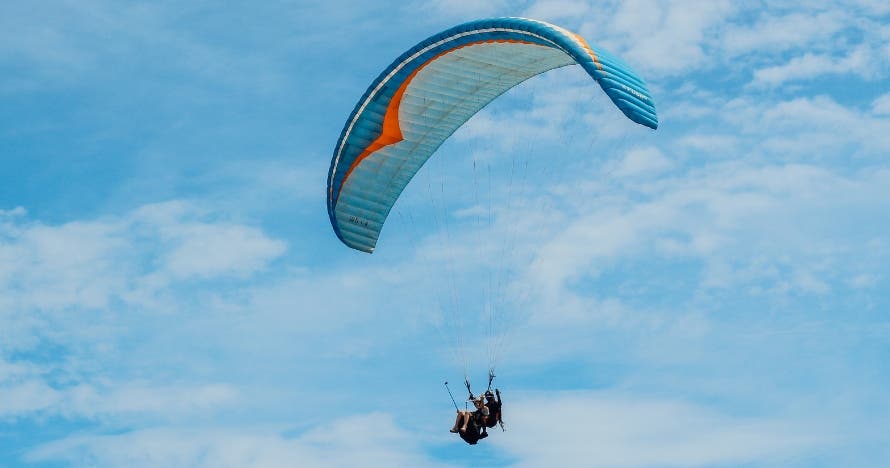 Sobrevuela Guadalajara en parapente y descubre La Muela de Alarilla