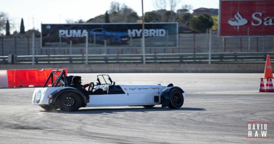 Vive la emoción de conducir coches diseñados para el drift en Jarama
