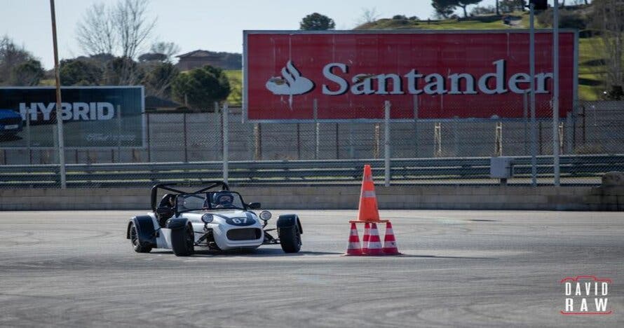 Vive la emoción de conducir coches diseñados para el drift en Jarama