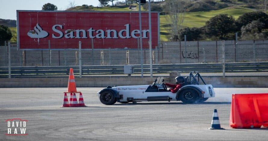 Vive la emoción de conducir coches diseñados para el drift en Jarama