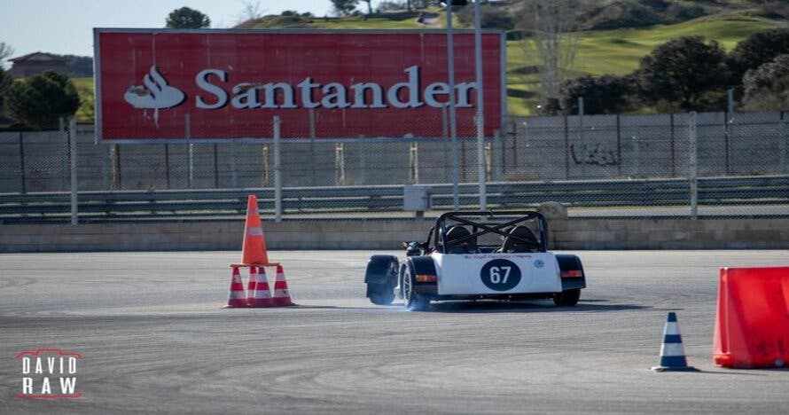 Vive la emoción de conducir coches diseñados para el drift en Jarama