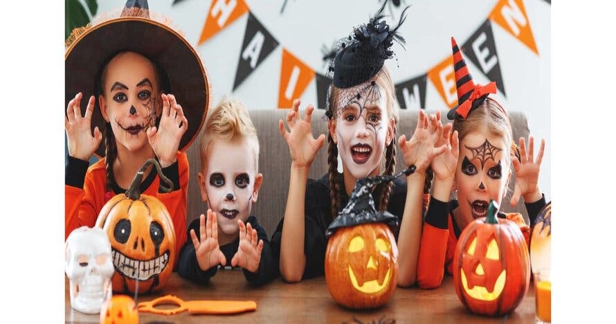 Fiesta de Halloween con historias mágicas cocina y decoración