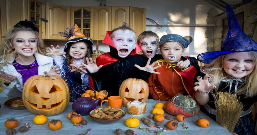 Fiesta de Halloween con historias mágicas cocina y decoración