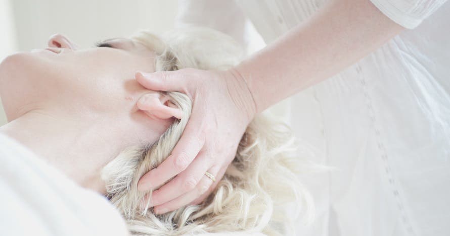 Masaje terapéutico para aliviar tensiones cervicales