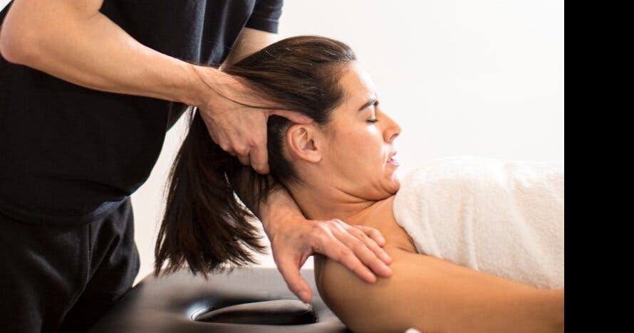 Masaje terapéutico para aliviar tensiones cervicales