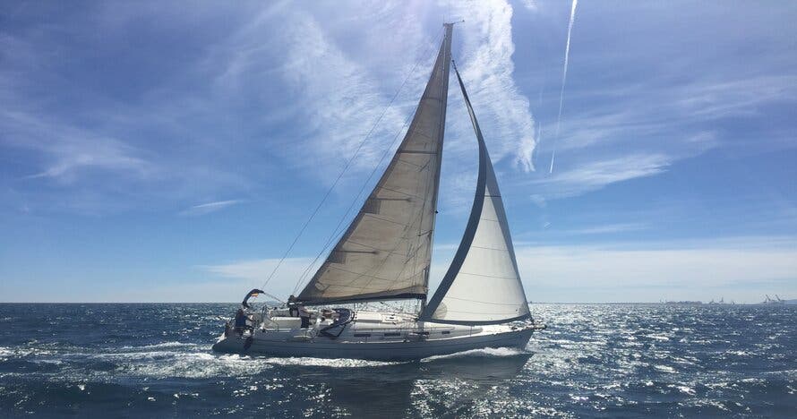 Puesta de sol en el mar a bordo de un velero de lujo en Barcelona