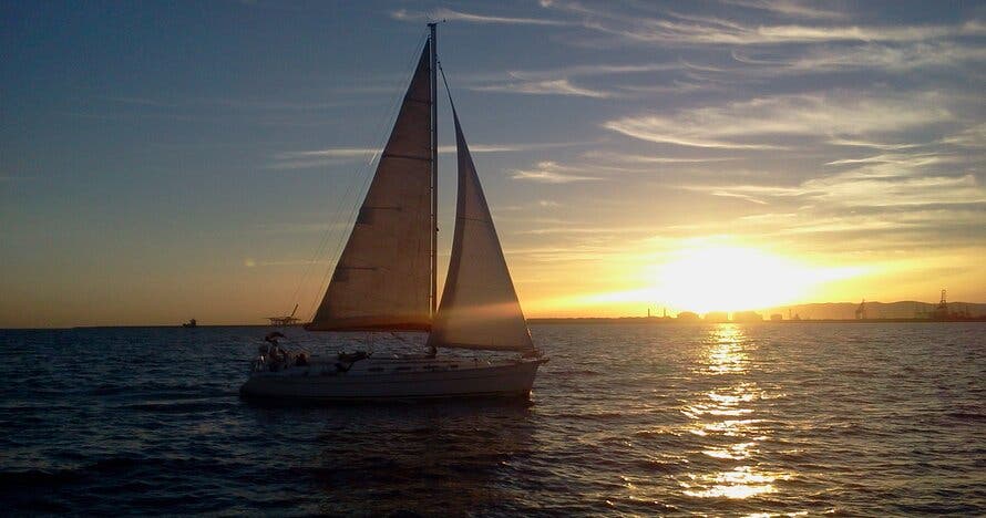 Puesta de sol en el mar a bordo de un velero de lujo en Barcelona