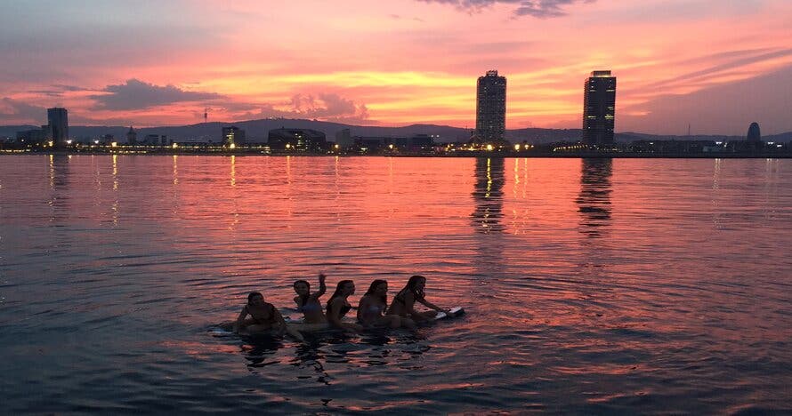 Puesta de sol en el mar a bordo de un velero de lujo en Barcelona