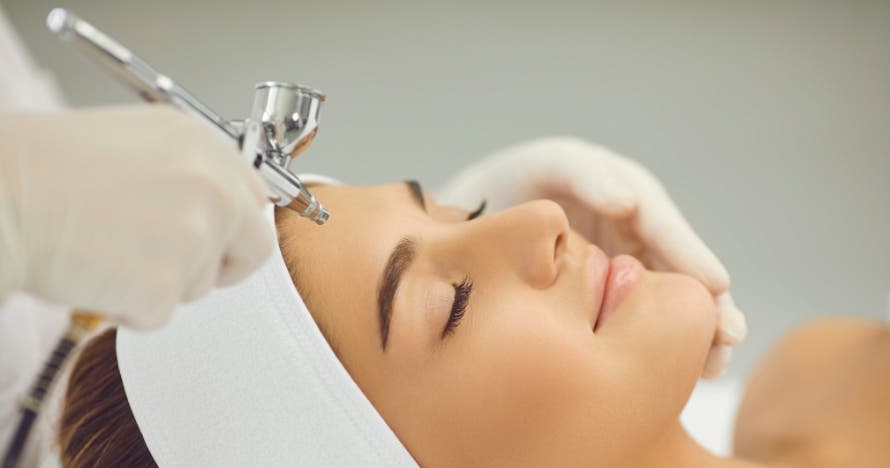 Piel radiante y rejuvenecida con dermoabrasión y mascarilla facial