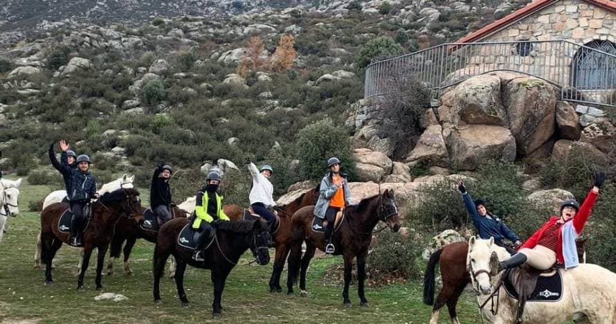 Descubre la magia de las rutas a caballo en Hípica Las Dos Ces