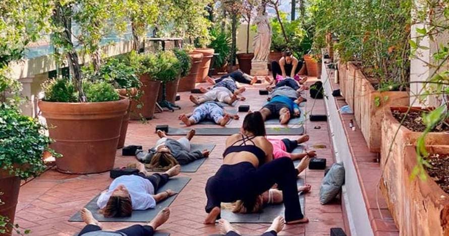 Yoga exclusivo en el jardín del Hotel Palace 5*