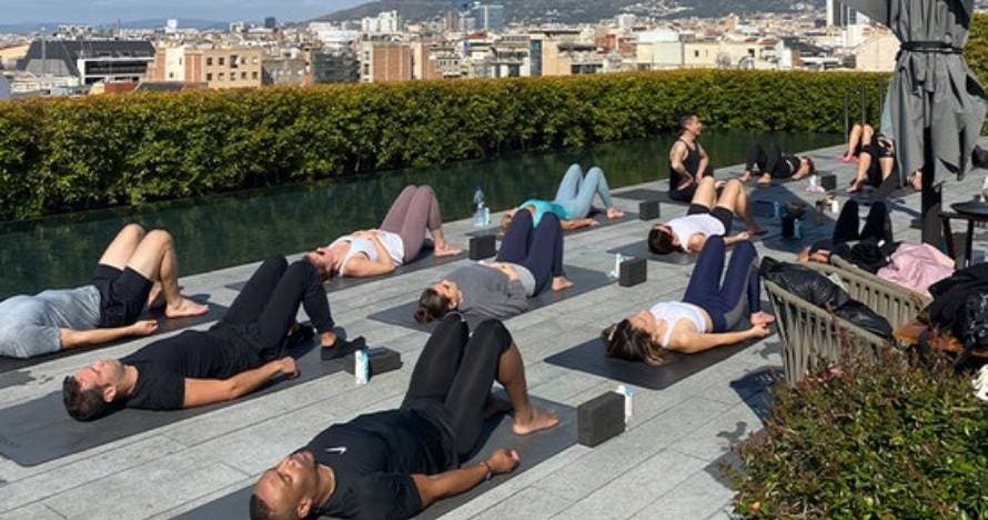 Yoga exclusivo en el jardín del Hotel Palace 5*