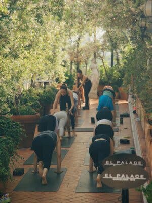 Yoga exclusivo en el jardín del Hotel Palace 5*