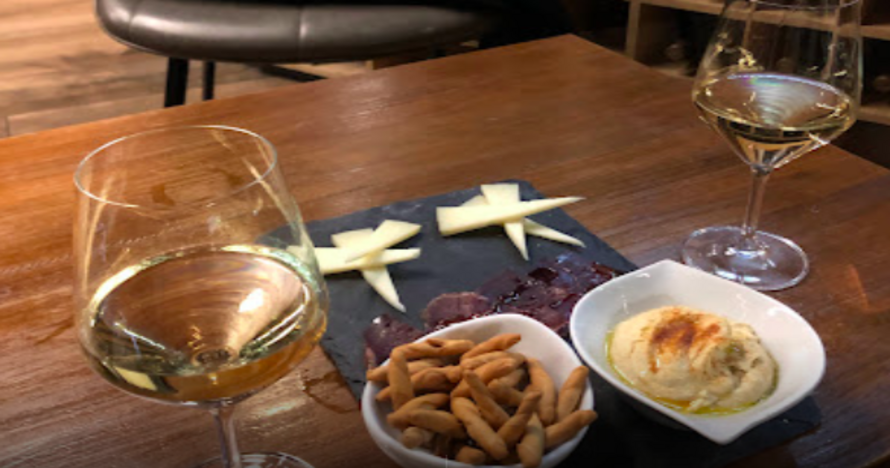 Explora sabores con 3 vinos y 3 tapas en Vino Premier