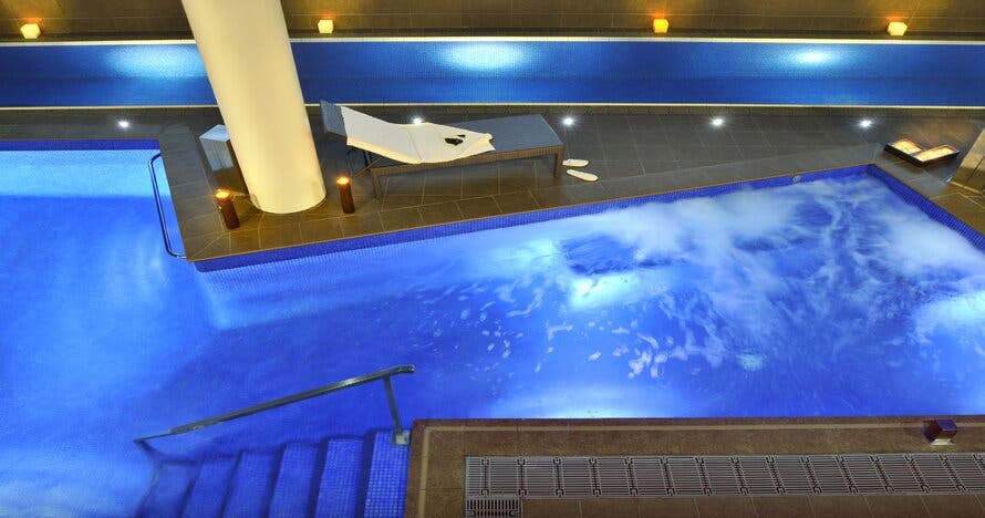 Descubre el oasis de relajación en Silence Spa: espacio hidrolúdico 