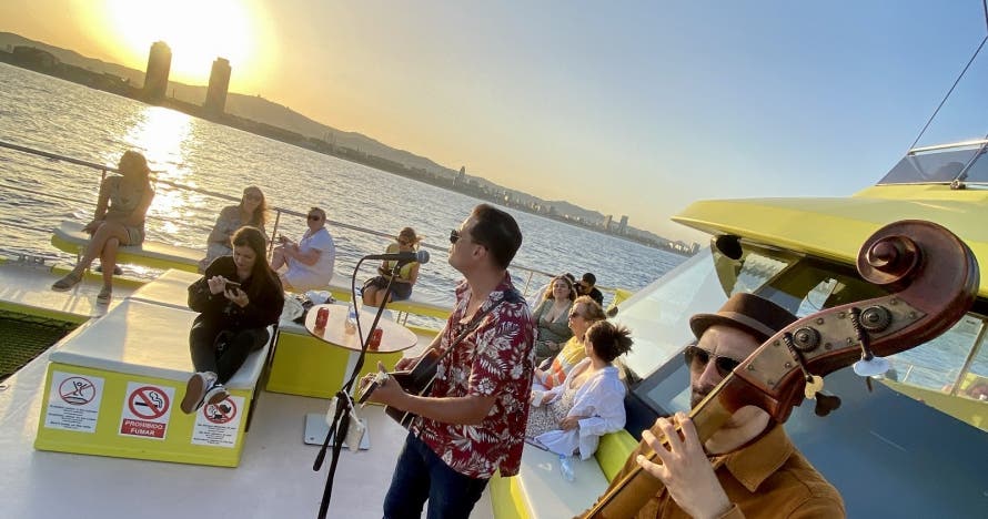 Barcelona: Música en vivo y puesta de sol en catamarán