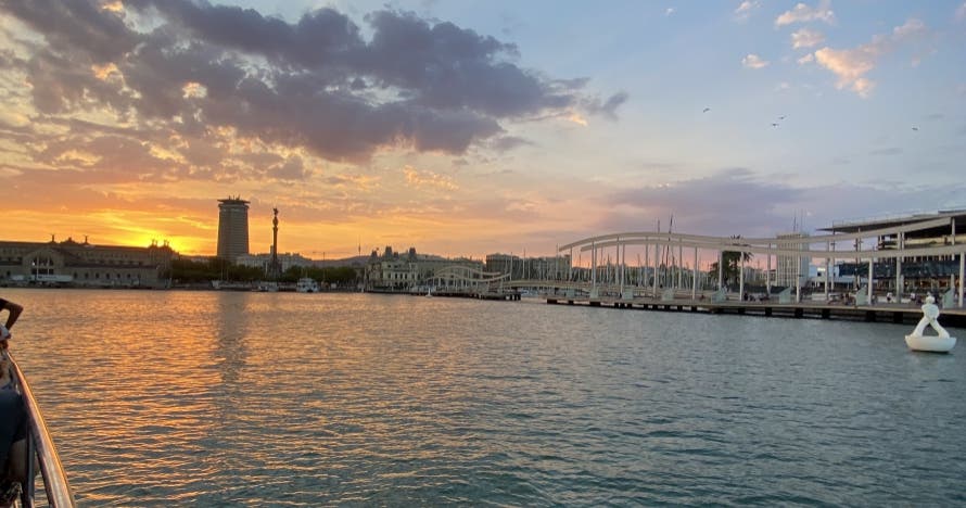 Barcelona: Música en vivo y puesta de sol en catamarán