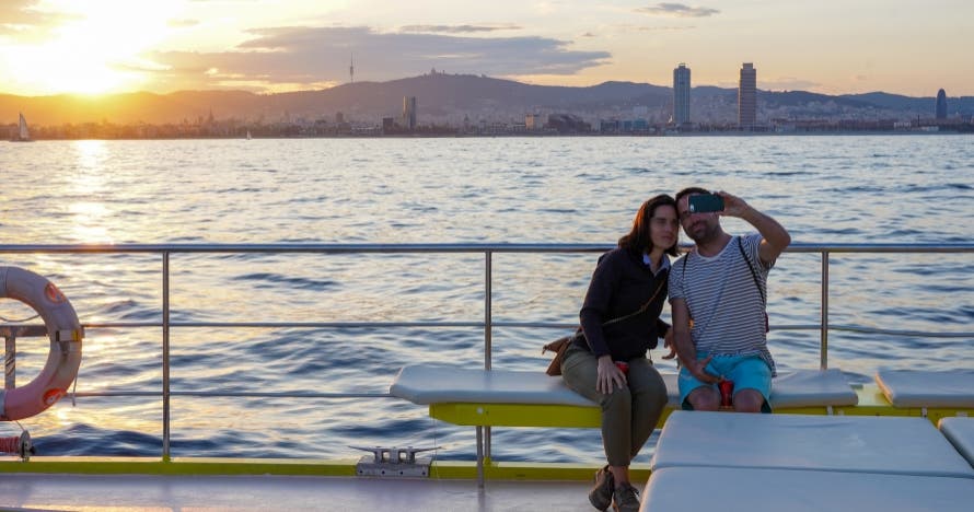 Barcelona: Música en vivo y puesta de sol en catamarán
