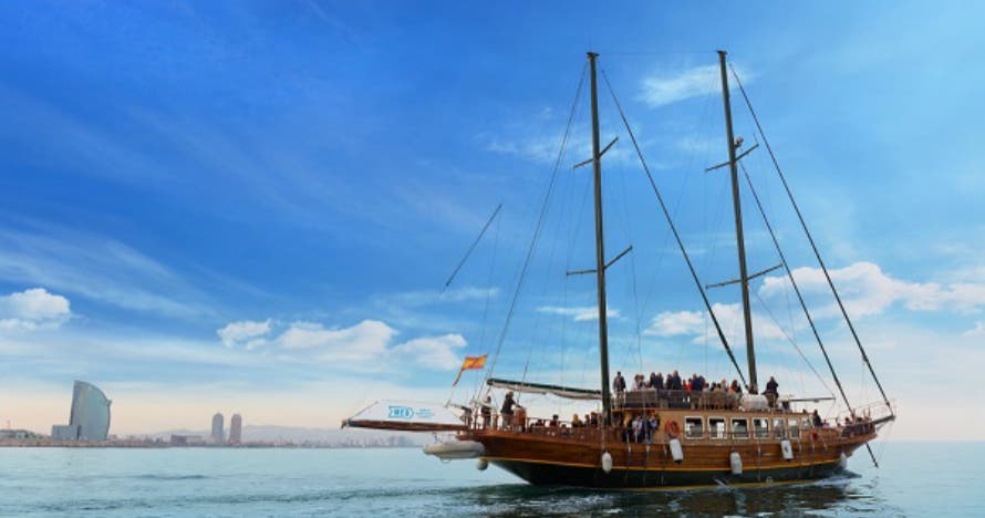 Crucero en velero Aperol Barcelona con Aperol Spritz