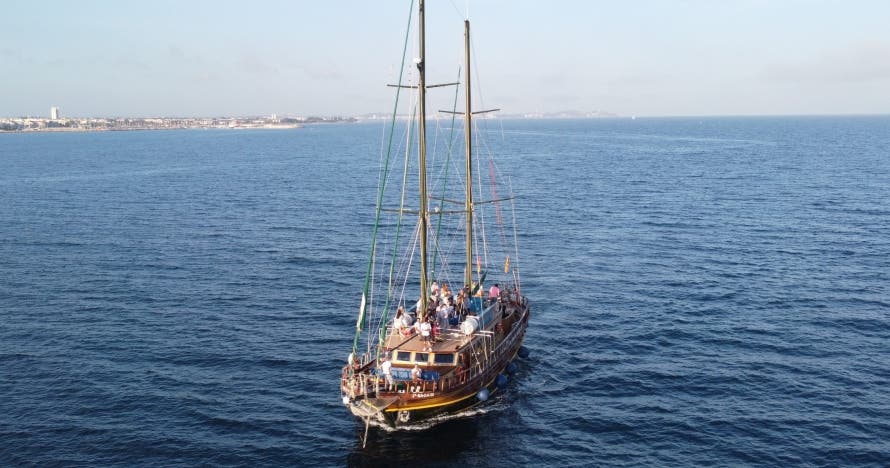 Crucero en velero Aperol Barcelona con Aperol Spritz