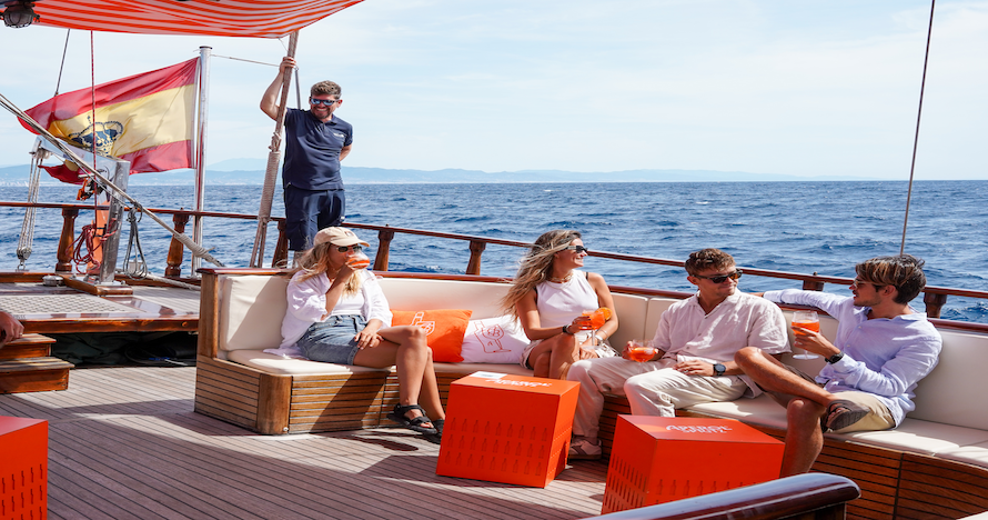 Crucero en velero Aperol Barcelona con Aperol Spritz